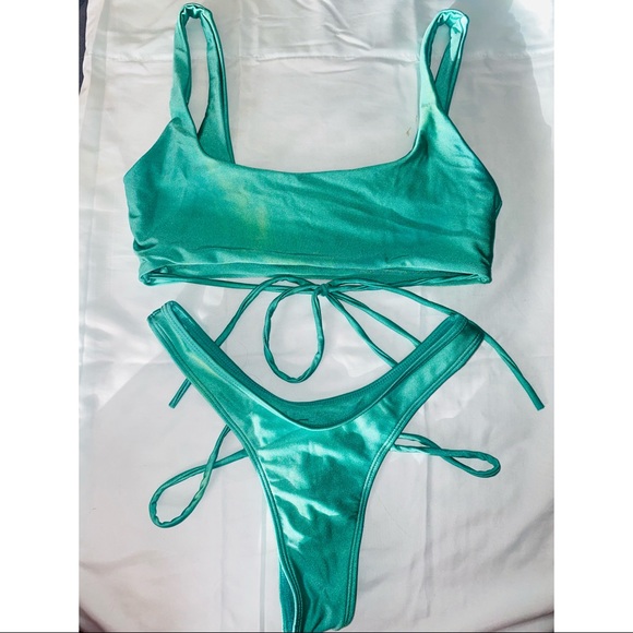 Bikini - Picture 1 of 2